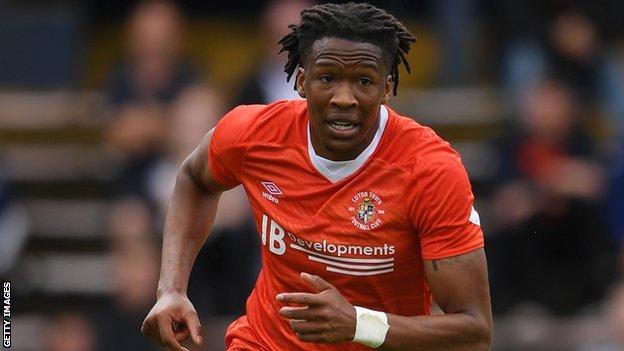 skysports-news According to Fabrizio, Leicester City has officially announced the signing of a world-class center-back from Luton Town. A €14.6 million, three-year contract was agreed upon after.