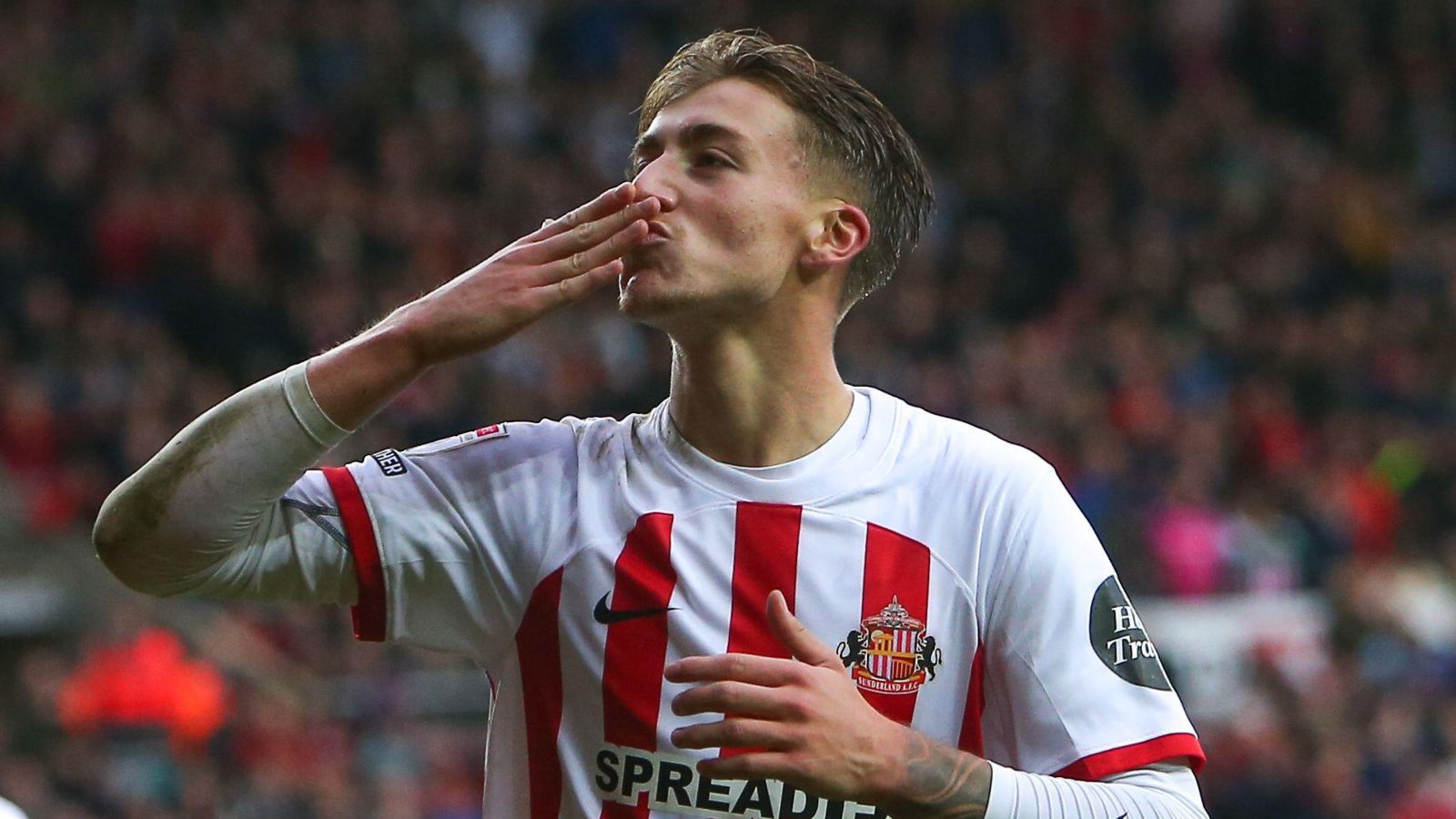 Skysport-news: Crystal palace star Left Winger has officially been signed by Sunderland. According to Fabrizio, a three-year, €16.5 million deal was signed, and the star left winger is expected to arrive Sunderland after…….