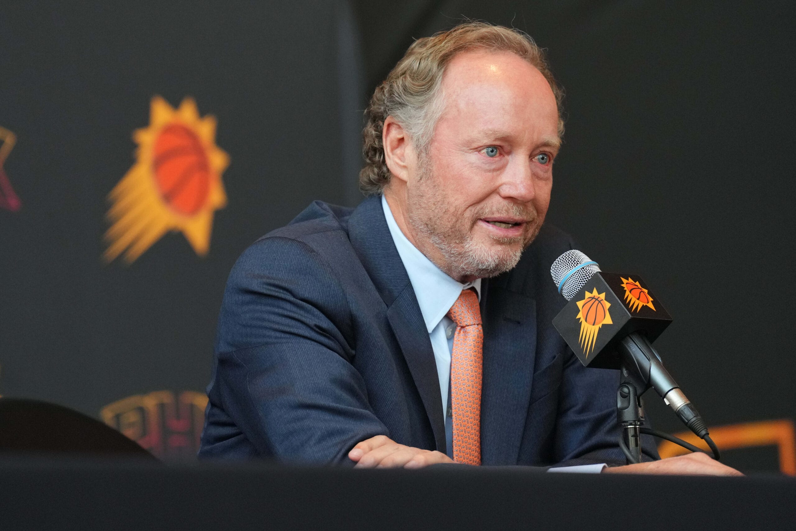 NBA-NEWS: The talented shooting guard for the Philadelphia 76ers has formally signed a contract with the Phoenix Suns. An $117.4 million, four-year contract was signed by the well-known shooting guard.  according to ESPN, The Philadelphia 76ers are already under needless pressure from Daryl Morey due to…