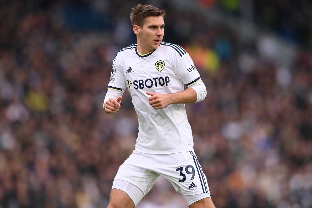 skysports-news: Leicester City have officailly announced the signing of Leeds United franchise Right-Back, as reported by ESPN, the franchise Right-Back officially inked this 3-years, €17.4 million deal with Leicester Cityr after………