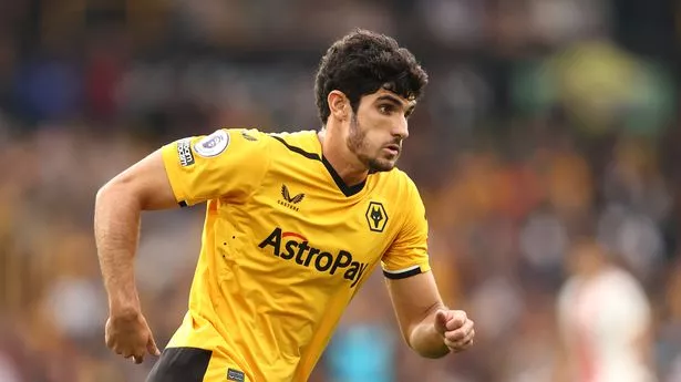 Skysports-News: Wolves has officially confirmed the star left winger’s exit to Leicester City. The player signed a four-year, €31.3 million contract after meeting with the head coach of Leicester City thirty minutes ago. According to Fabrizio, Tottenham really made a financial and player offer to Wolves in exchange for Pedro Neto after…..