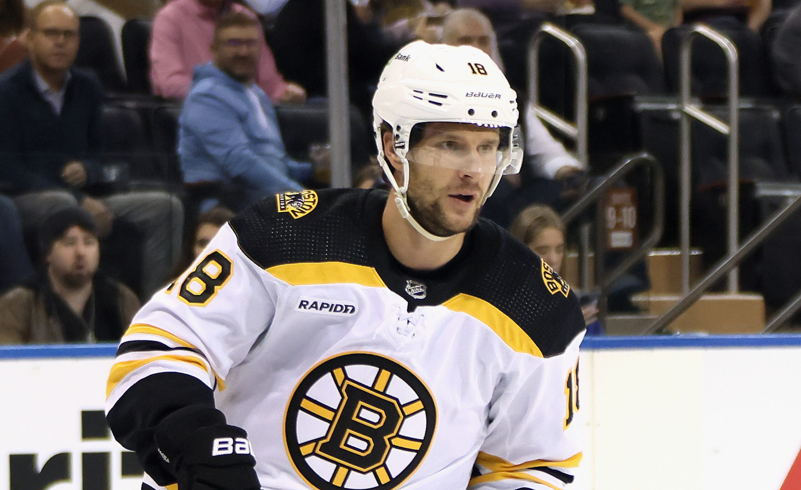 NHL-NEWS: The Boston Bruins have officially announced the trade of their star left wing to the Toronto Maple Leafs. An insider has revealed that the wing signed a three-year, $21.4 million contract during a 25-minute discussion with the head coach of the Maple Leafs. According to ESPN, the Boston Bruins’ 2024 Draft prospects will be playing this season because of…..