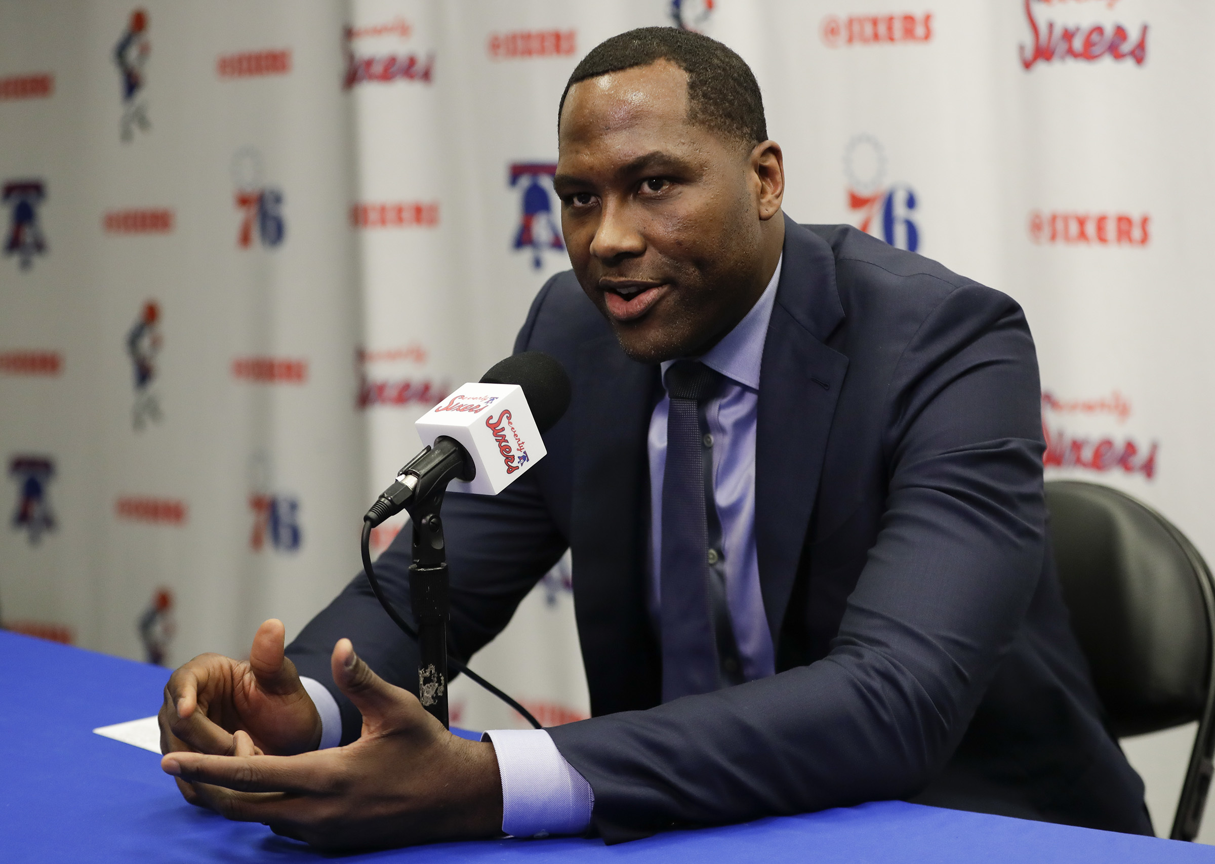 NBA-NEWS: The general manager of the Philadelphia 76ers officially announced the signing of the Miami Heat point guard, who is a star and a fan favorite. A four-year, $124.6 million deal was signed in exchange for the previous transaction. According to ESPN this evening, a veteran forward publicly shames a 76ers disloyal after the player drops the biggest block of the year after….