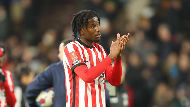 skysports-news: Sunderland’s star forward, who is a fan favorite, signed to a three-year, £15.5 million contract with Burnley this morning following a meeting with the club’s sporting director. In line with Fabrizio, A deal has been made to sign a Sunderland player; following that, a transfer push might take place due to….