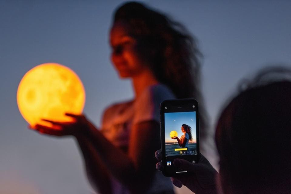 How To Photograph The ‘Blue Moon’ And ‘Supermoon’ With A Smartphone……