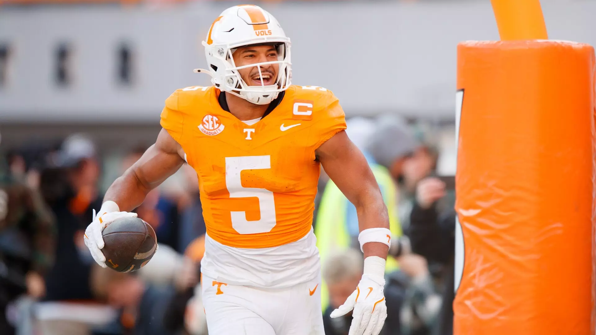 Breaking News: Dylan Sampson, Vols Running Back, Honored with the Prestigious Maxwell Award for Outstanding Performance and Exceptional Contributions to Football…
