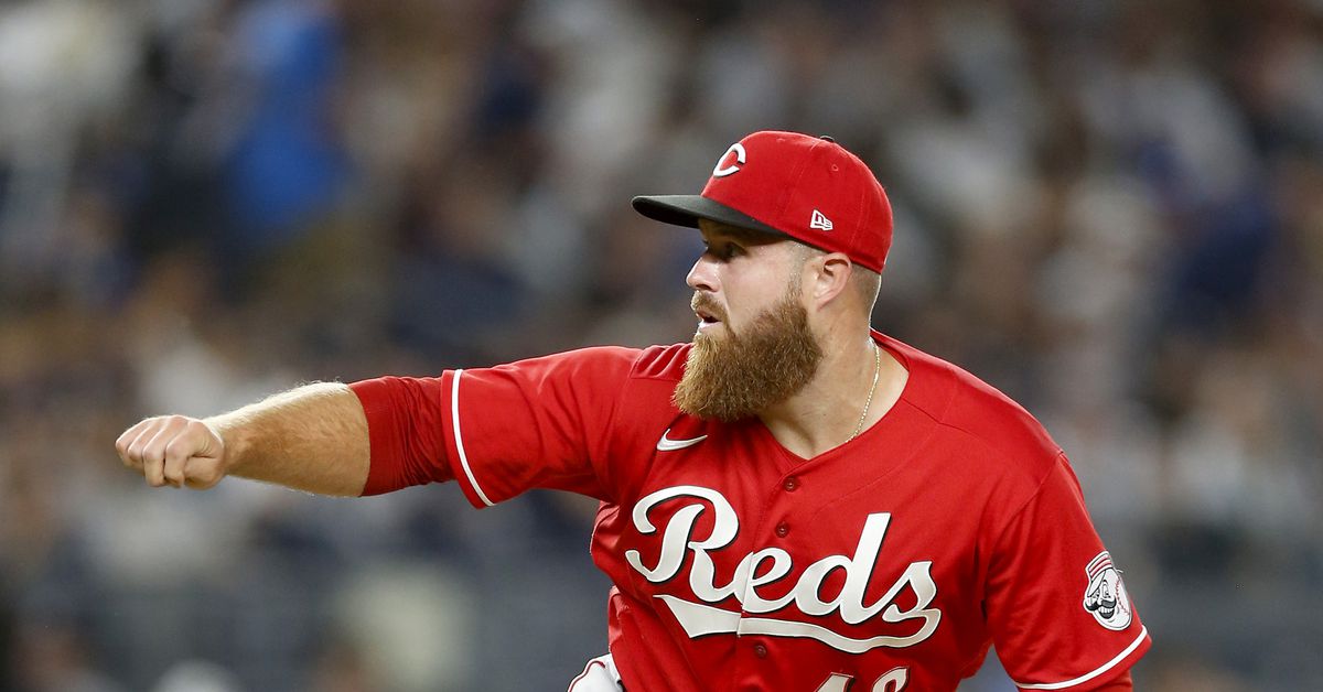 Braves sign right-hand pitcher to minor league deal