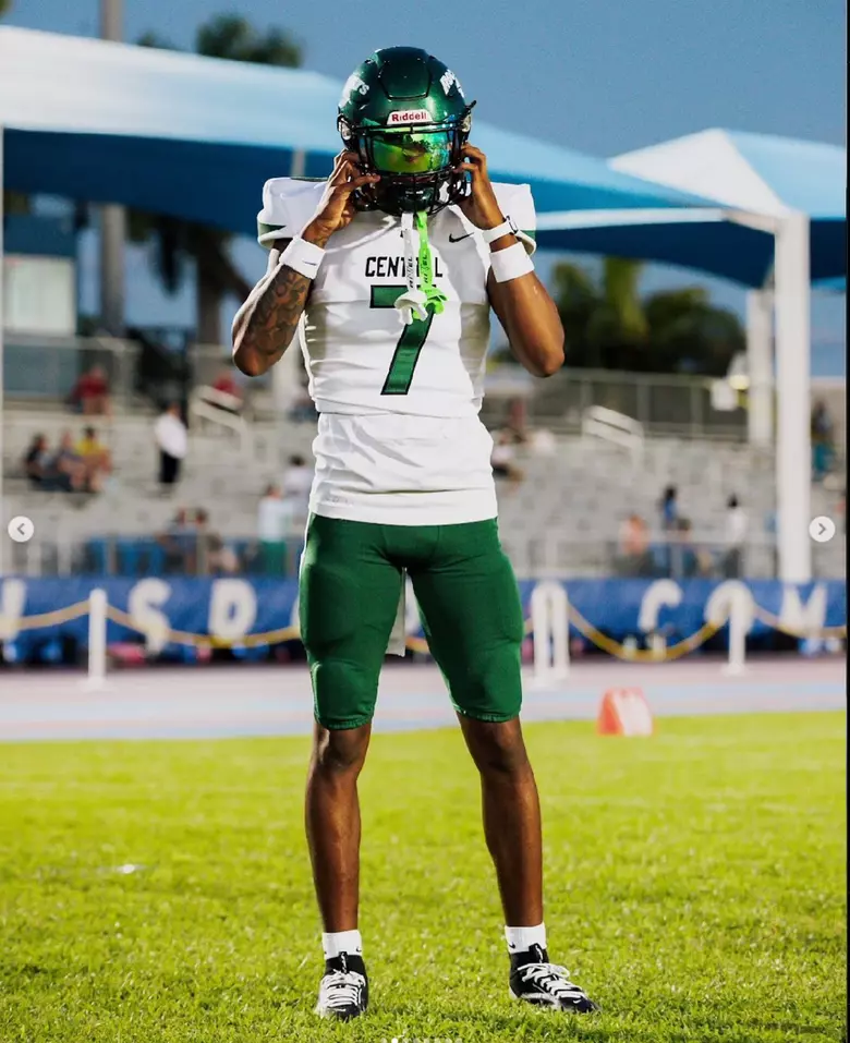 Breaking news:4-star football Recruit Pushes commitment After mom’s insistence not  To settle  For Alabama.. see more..Breaking news:4-star football Recruit Pushes commitment After mom’s insistence not  To settle  For Alabama.. see more..