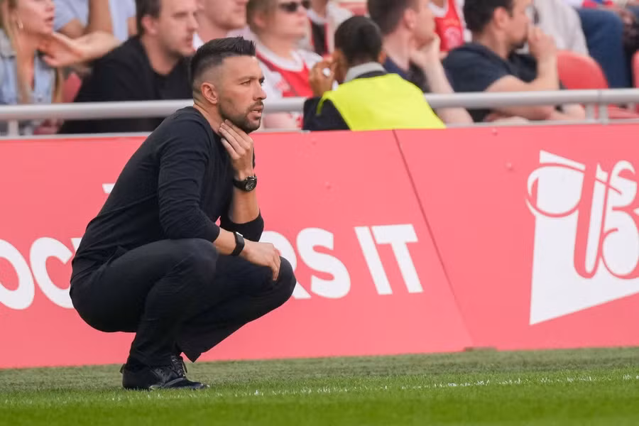 “Zes stappen meer”: Ajax-manager Francesco Farioli blijft kalm op de rand van de ondergang… Lees verder