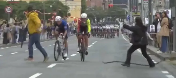 Wout van Aert geschokt door protest tijdens Giro d’Italia: “Ik was geschokt toen ik de beelden zag”