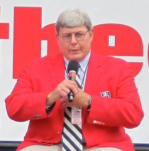 Breaking News: As the 2025-2026 college football season approaches, the Alabama Crimson Tide are receiving a powerful boost of morale from some of their most celebrated alumni. Three legendary figures—Pro Football Hall of Famer John Hannah, Heisman Trophy winner DeVonta Smith, and NFL rushing champion Derrick Henry—have publicly declared their…